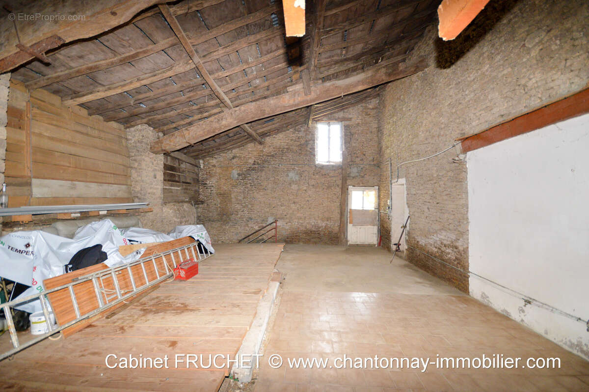 Axe CHANTONNAY - ESSARTS-EN-BOCAGE - Grande maison de caractère offrant beaucoup de potentiel - photo 11