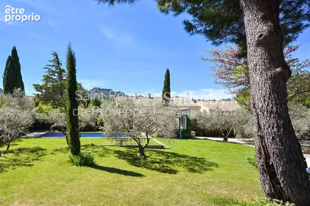 Exclusivité. Rare, Eygalières, belle maison rénovée en centre village avec jardin et piscine - photo 5