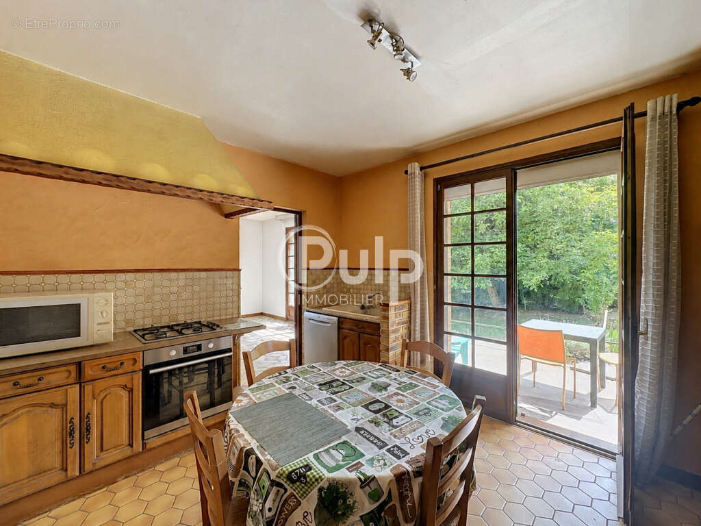 Grande maison familiale de 160 m² avec 6 chambres, terrain de 2 600 m² et sous-sol complet - photo 6