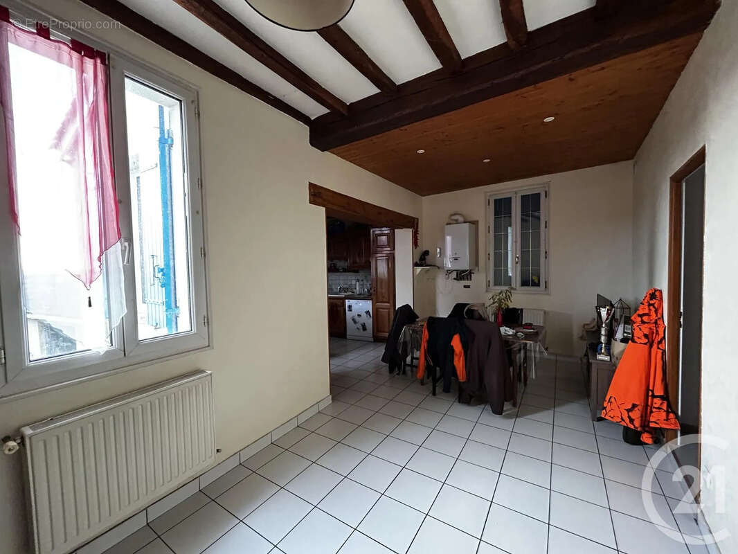 Maison à LA ROCHE-CHALAIS