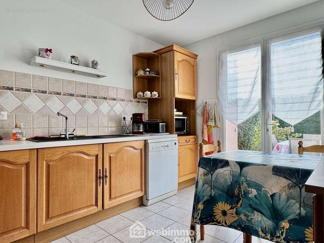 Autorisant un coin repas, - Maison à BUXEROLLES