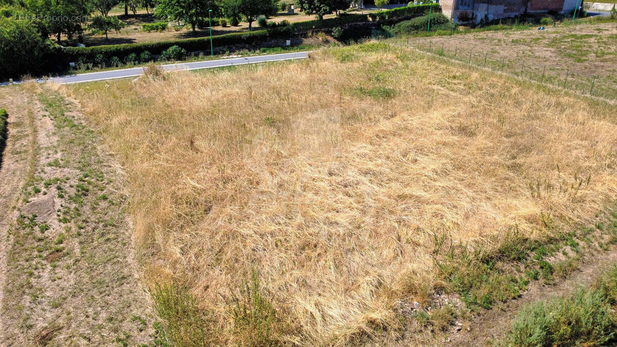 Terrain viabilisé de 1610 m2 qui n'attend plus que votre maison - photo 10