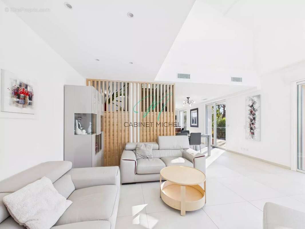 Maison à CHATEAUNEUF-GRASSE