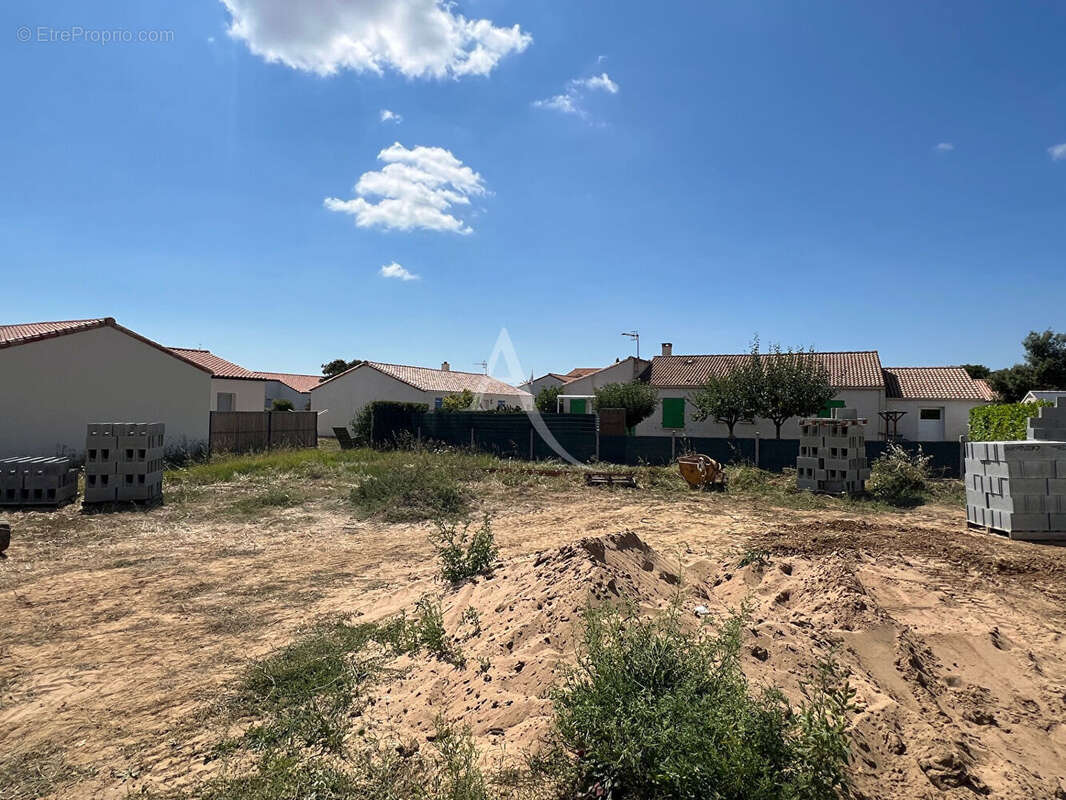 Terrain à LONGEVILLE-SUR-MER