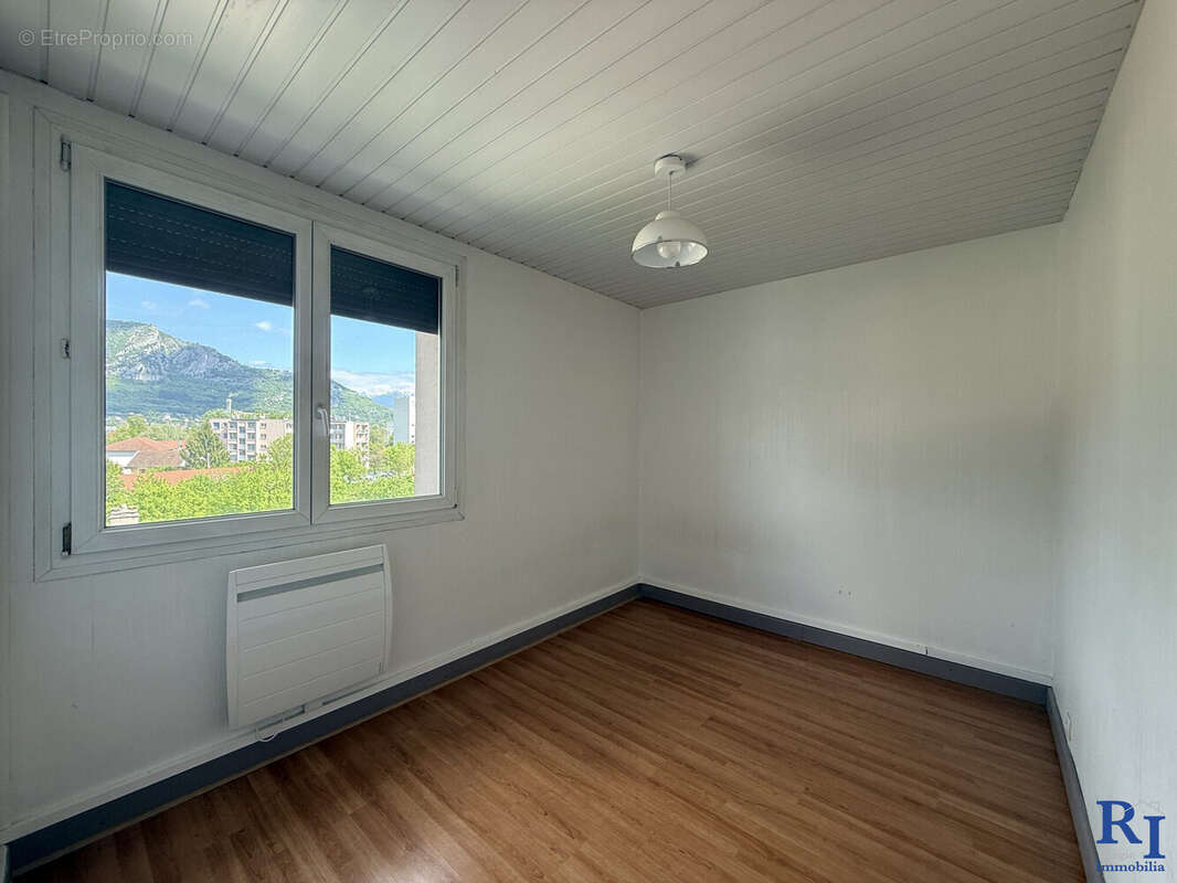 Chambre - Appartement à FONTAINE