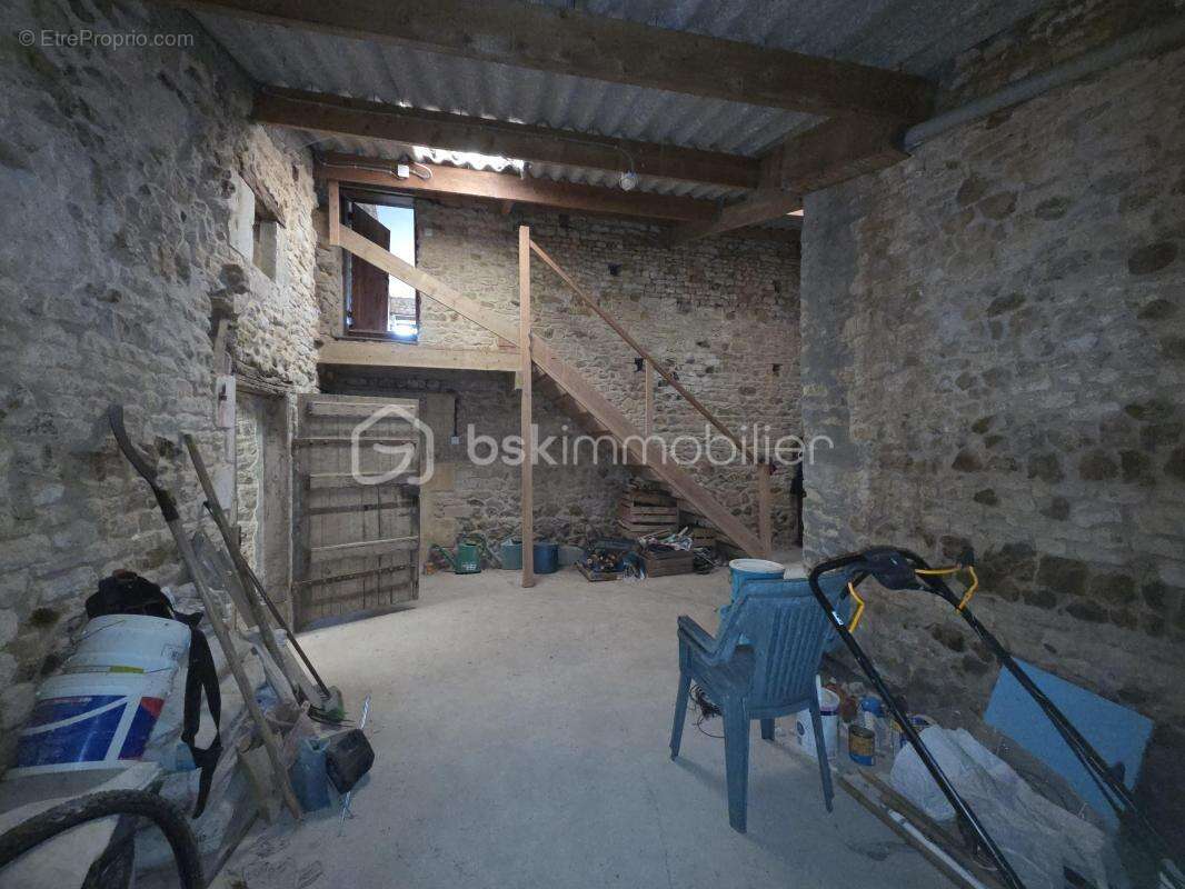 Maison en pierre à rénover au calme - photo 12