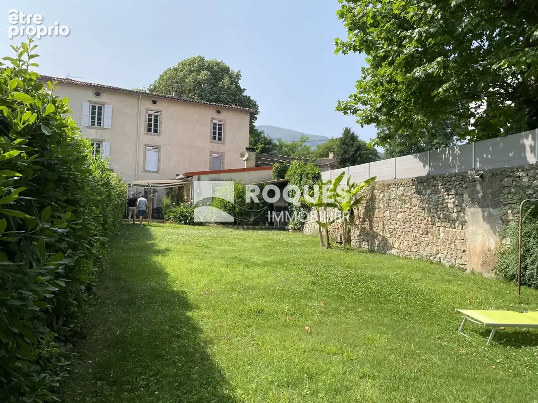 Lodève centre, maison de ville, sept pièces, 186 m2 habitables et jardin de 320 m2 - photo 2