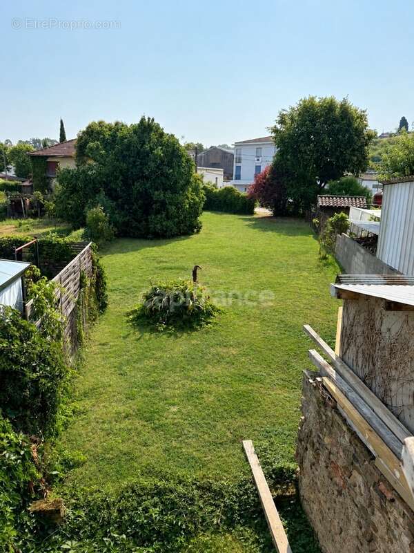 L'Isle En Dodon – Maison de village mitoyenne à rénover avec 700 m² de terrain, toiture neuve et fort potentiel - photo 3