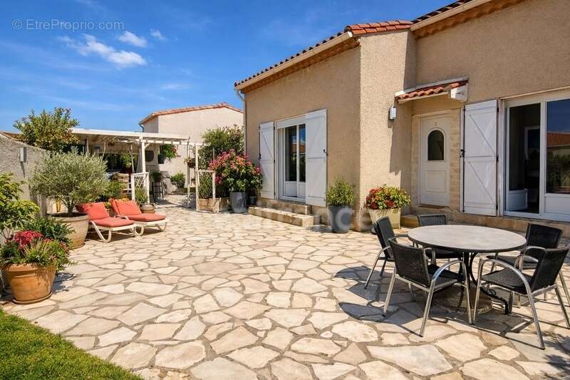 VIAS – Villa contemporaine avec piscine, 4 chambres, énergie positive. Bien rare sur le secteur - photo 3