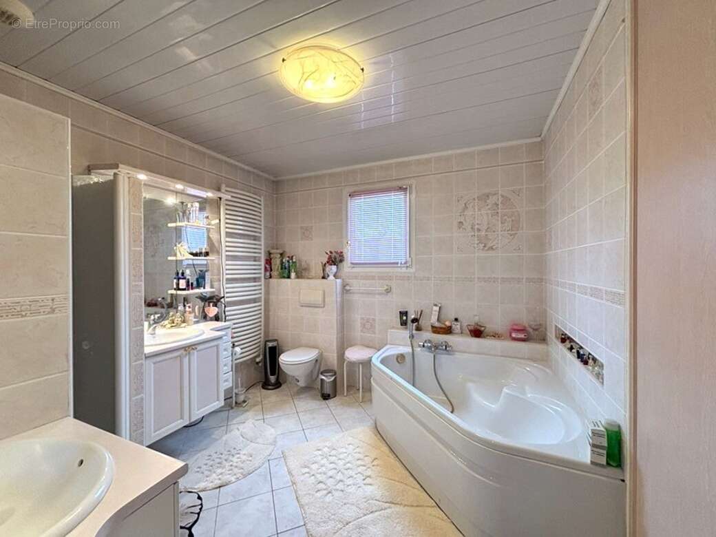 Maison à SAINT-ETIENNE-DE-FONTBELLON