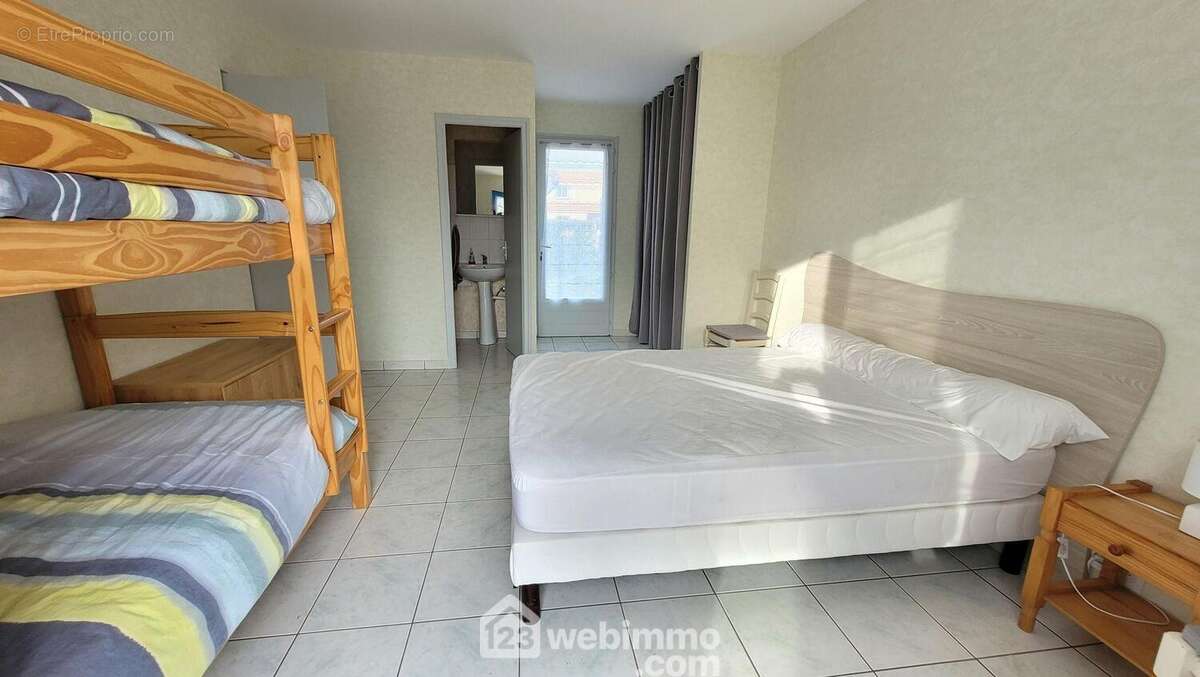 Avec penderie et coin WC et lavabo - Maison à LONGEVILLE-SUR-MER