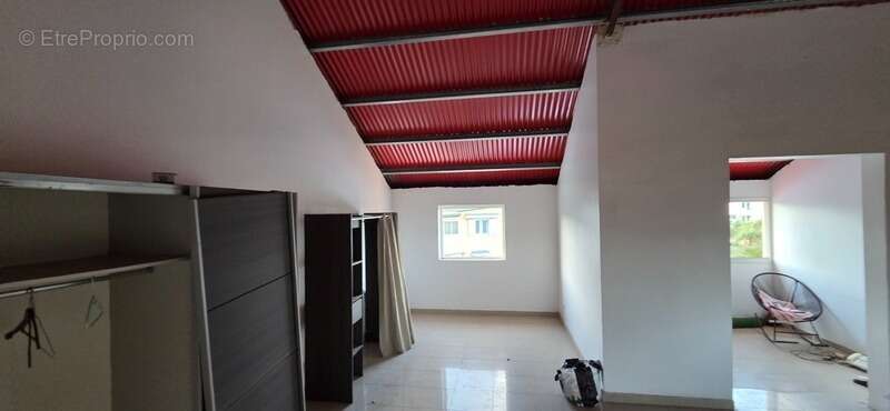 SAINT ANDRE (97440) - Grande maison T5 de surface totale de 200,40 m² (dont dépendance T2 - et Studio), sur terrain de 568 m² - photo 13