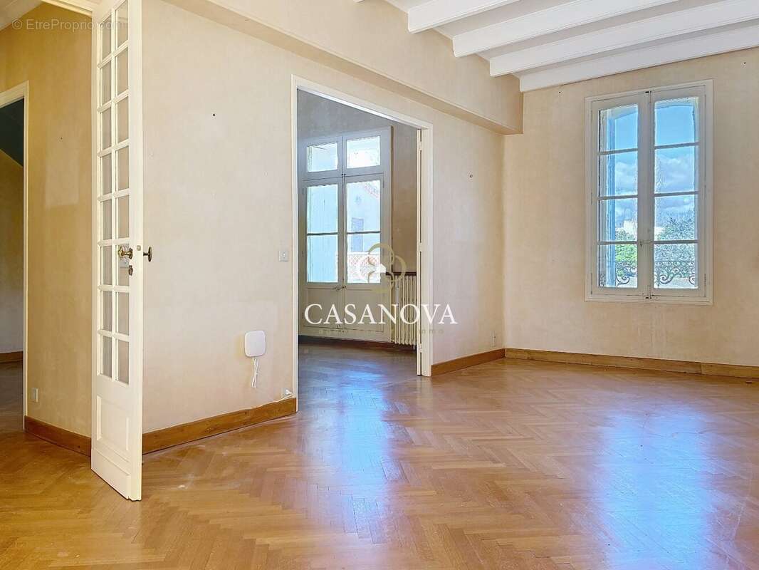 Proche PEZENAS: Belle maison ancienn de caractère avec PATIO intimiste & terrasse. 230 m² hab. + gd GARAGE / atelier. Emplacemen - photo 12