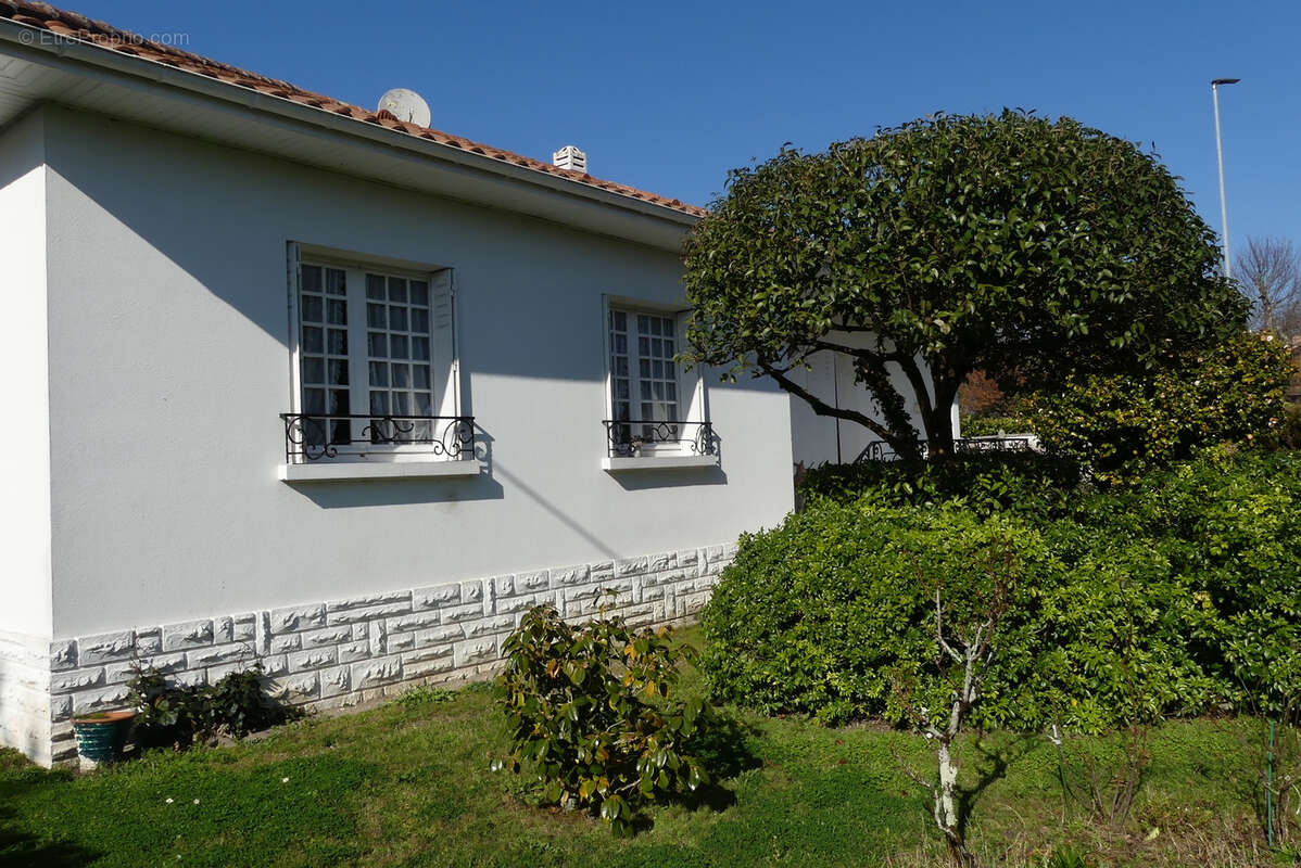 Maison traditionnelle de plain-pied avec terrasse et jardin de 1018 m2 - photo 2