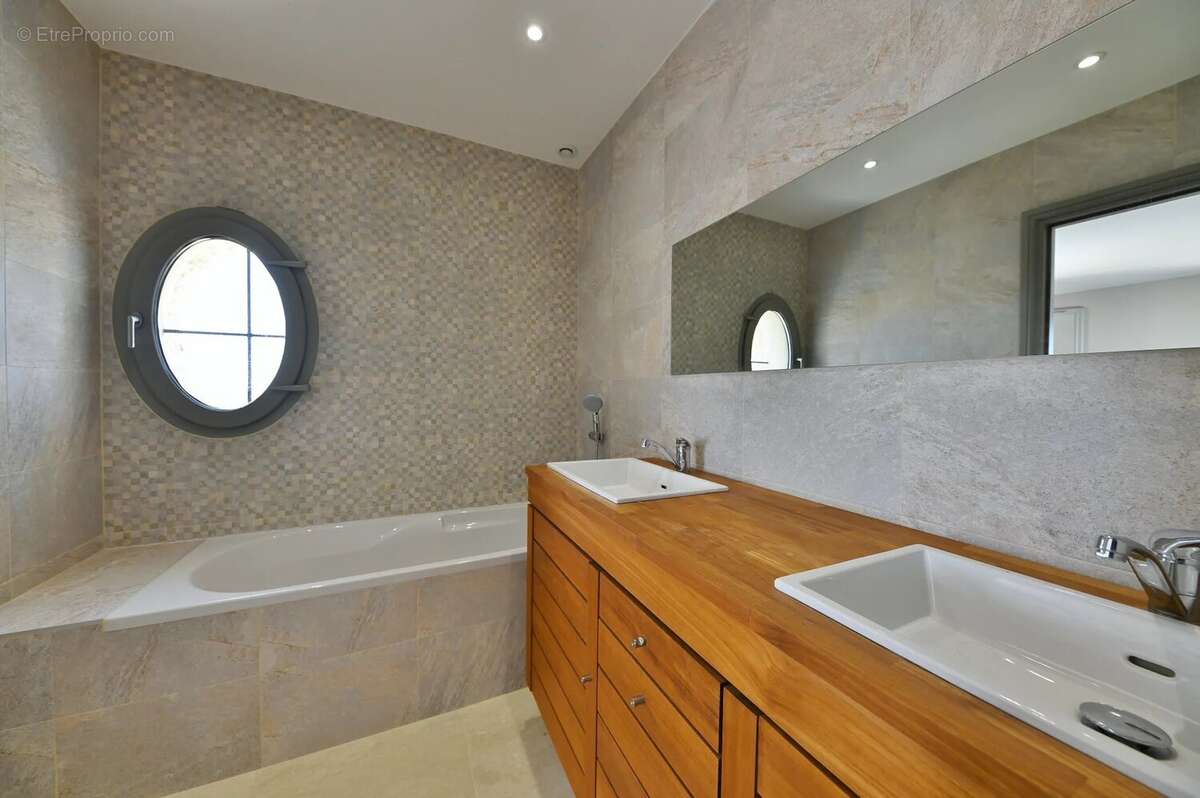 Unique propriété avec piscine et vue panoramique - photo 12