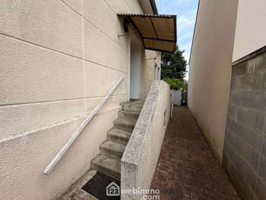 L'entrée est accessible par ces escaliers... - Maison à CHATELLERAULT