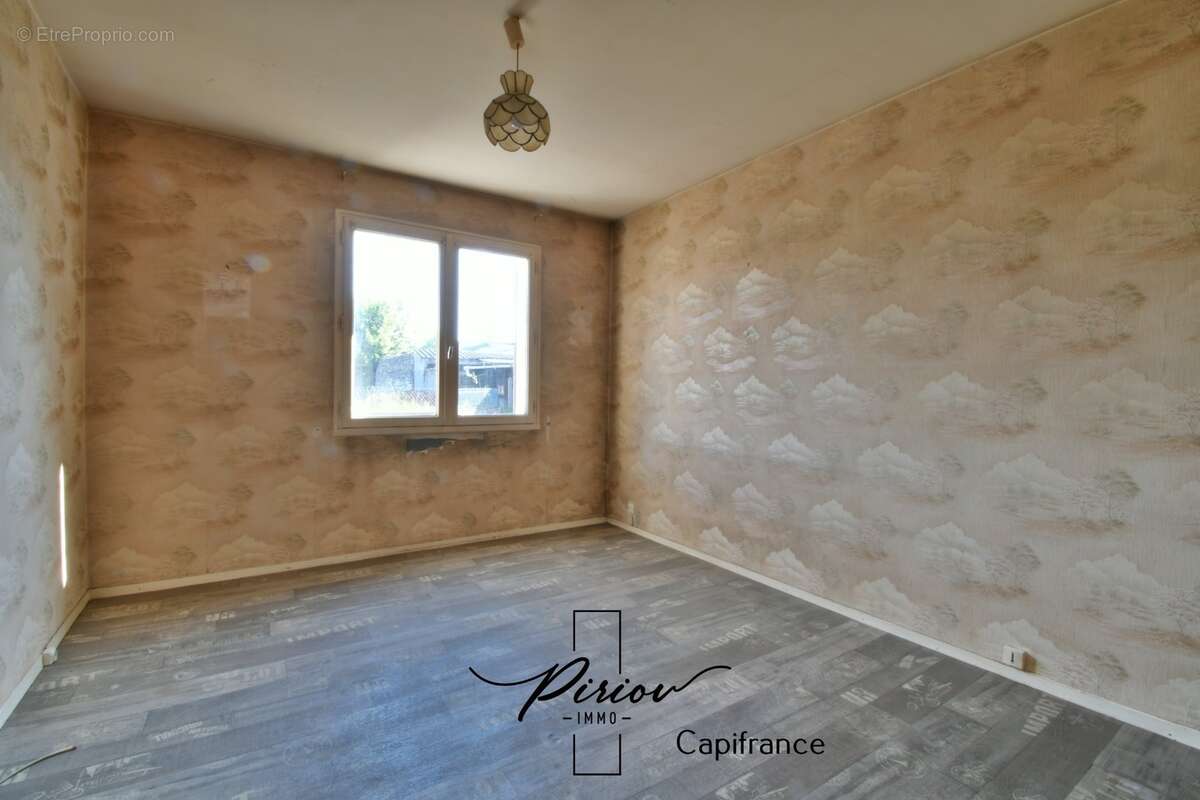Pavillon plain pied, 3 chambres, 1230 m² de terrain clos de murs - photo 7