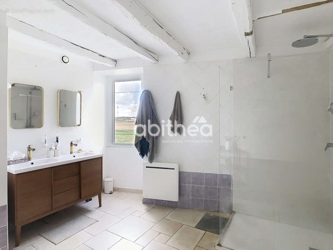 Maison à ROULLET-SAINT-ESTEPHE