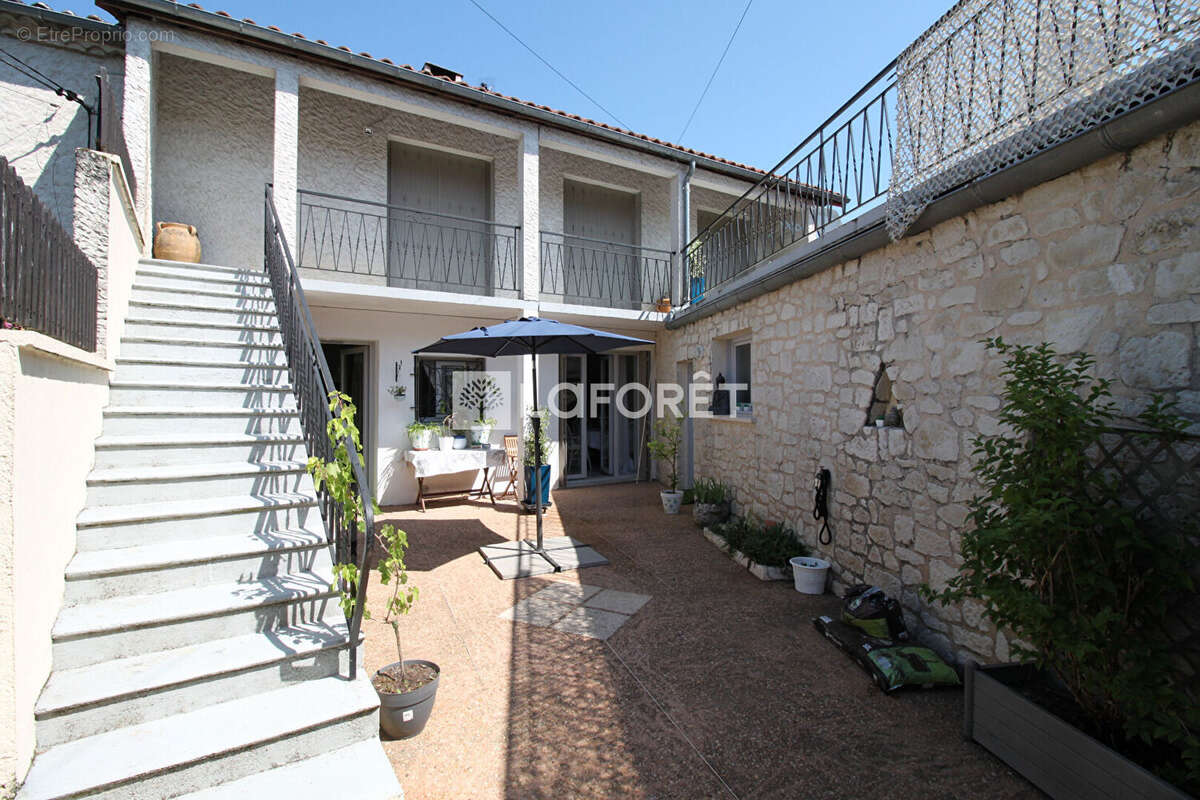Maison à SAINT-FRONT-LA-RIVIERE