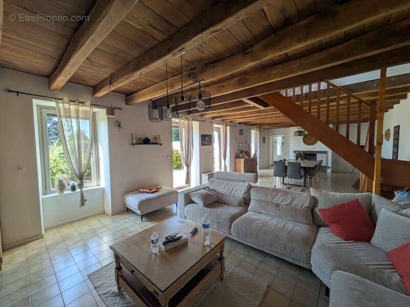 Ploërdut jolie longère rénovée de 170m² envion de 5 pièces deux garages parcelle de 2840m² environ - photo 8