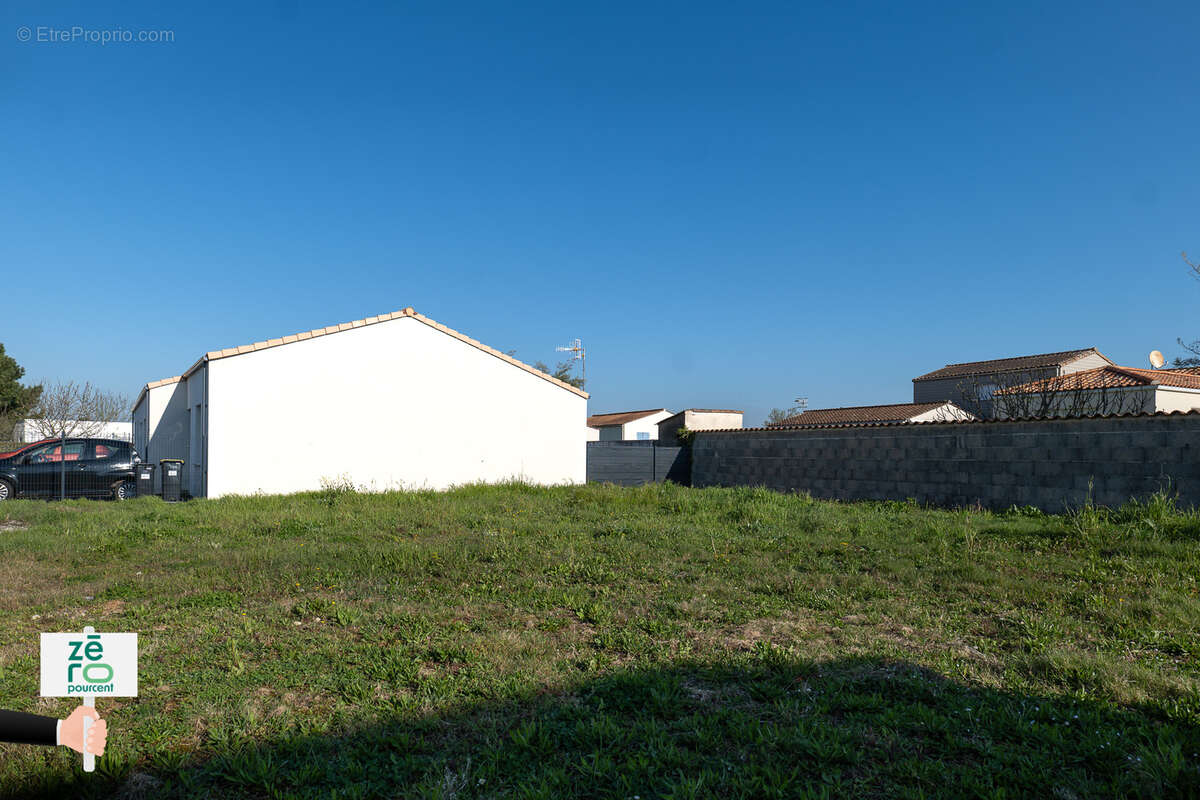 Terrain à ANGLES