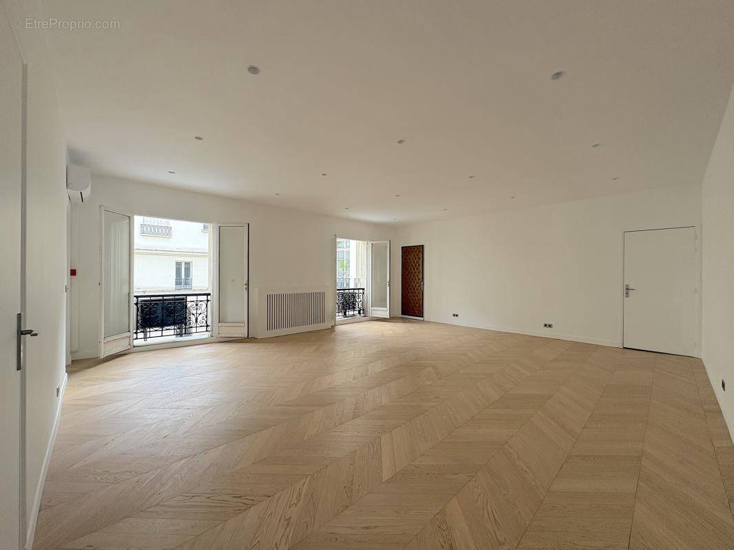 Appartement à PARIS-8E