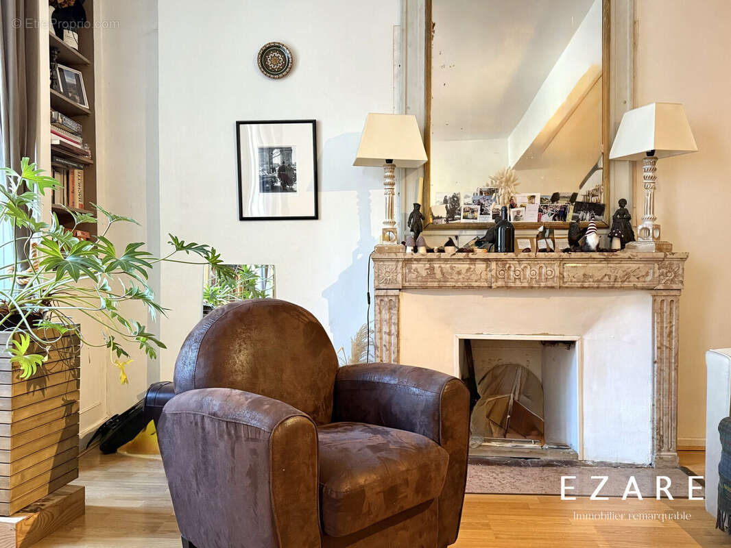 Salon cheminée  - Appartement à BEAUNE