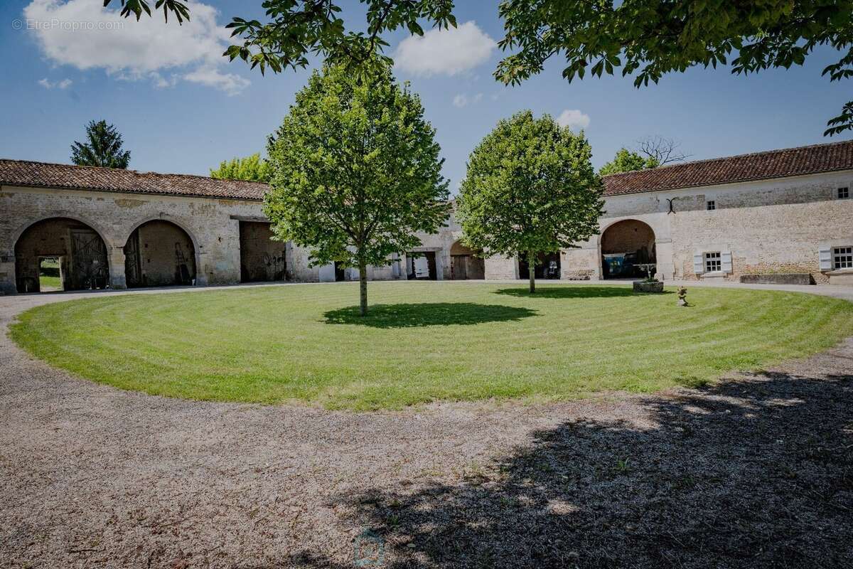 Magnifique propriete avec maison de maitre et dependances sur  + de 3 ha - photo 8