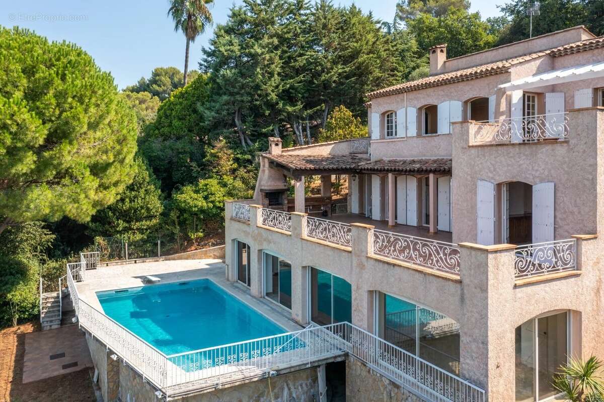 À vendre – Spacieuse villa familiale avec piscine à Saint-Paul de Vence - photo 4