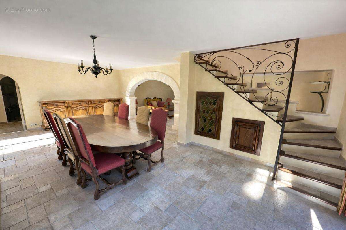 St Victoret - Propriété de 429 m² avec dépendances, piscine, pool house - photo 7