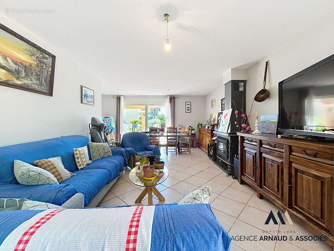 Exclusivité à Saint Cyr sur Mer : Charmante maison 4 pièces avec grand jardin - photo 4