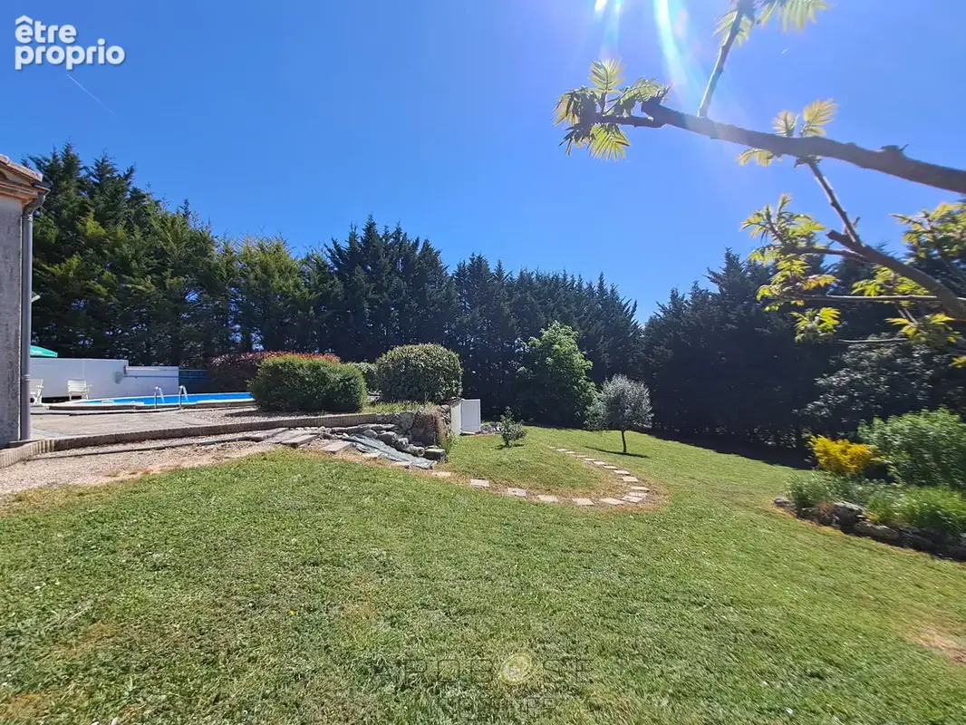 Maison familiale de plain-pied avec véranda, piscine et grand jardin - photo 5