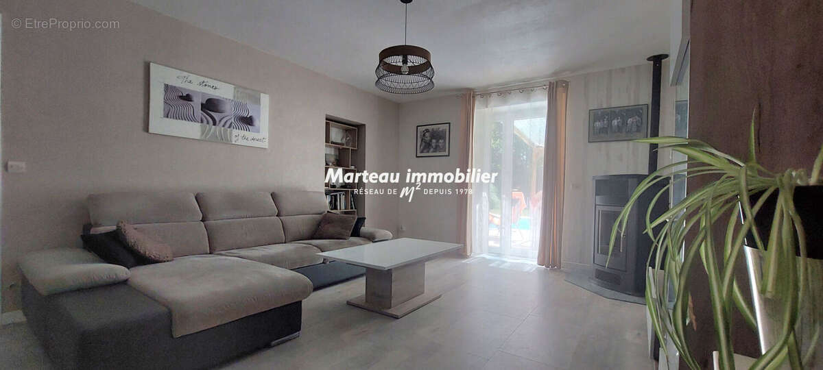 A VENDRE Longère rénovée de plain-pied avec piscine, grand terrain et beaux atoutsBrette Les Pins 5 pièce(s) 126 m2 - photo 3