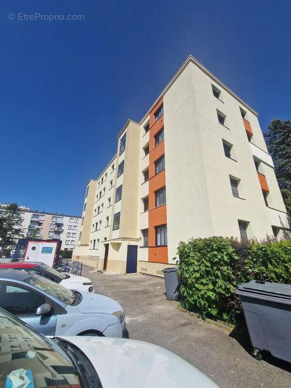   - Appartement à SAINT-PRIEST