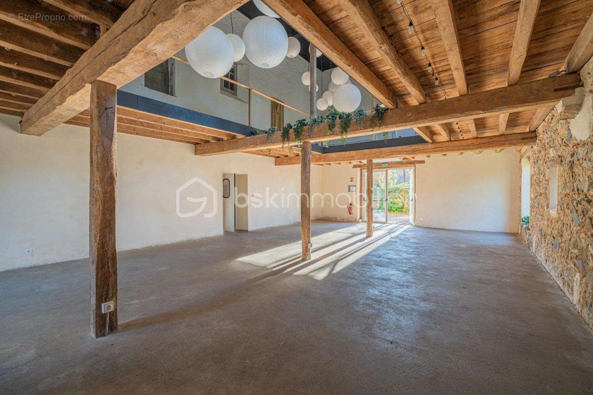 Commerce à POUILLON