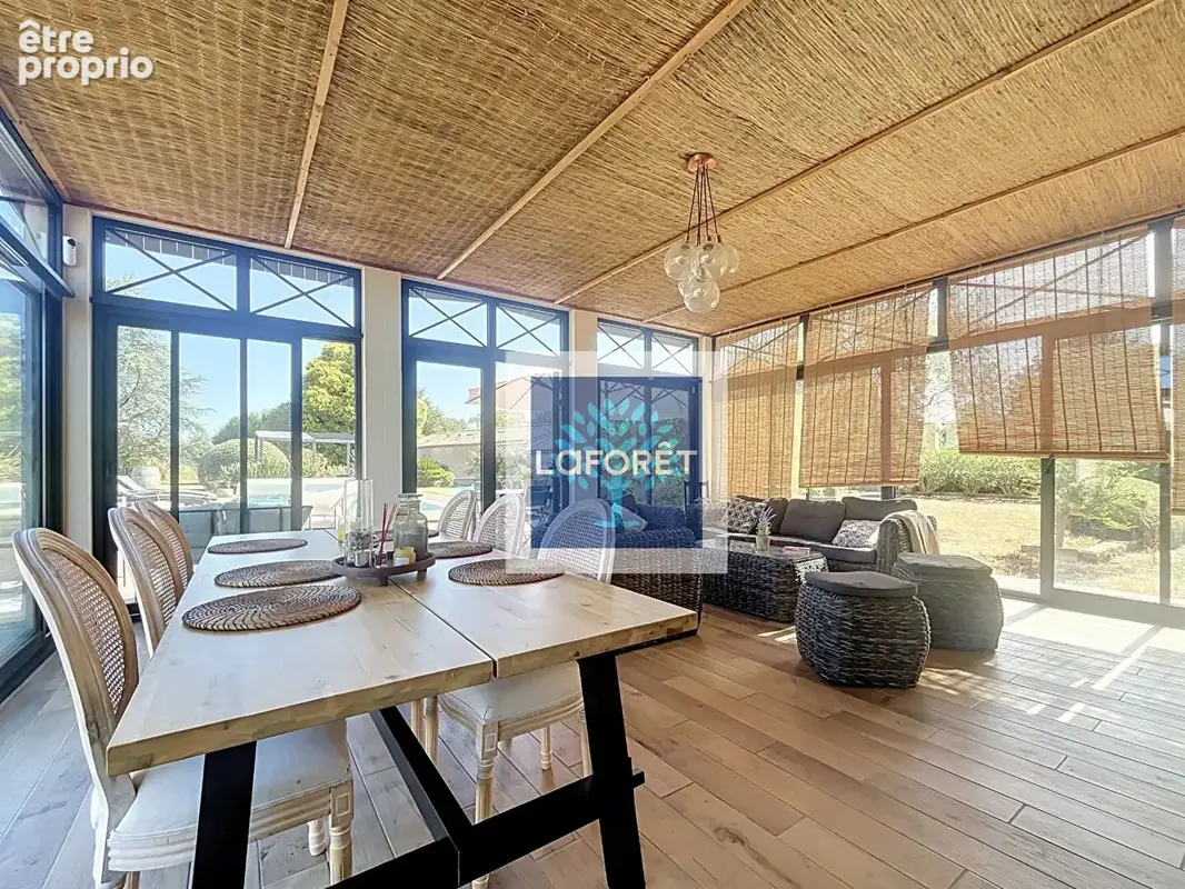 Maison en pierre  de 230 m² avec piscine et dépendances - photo 4