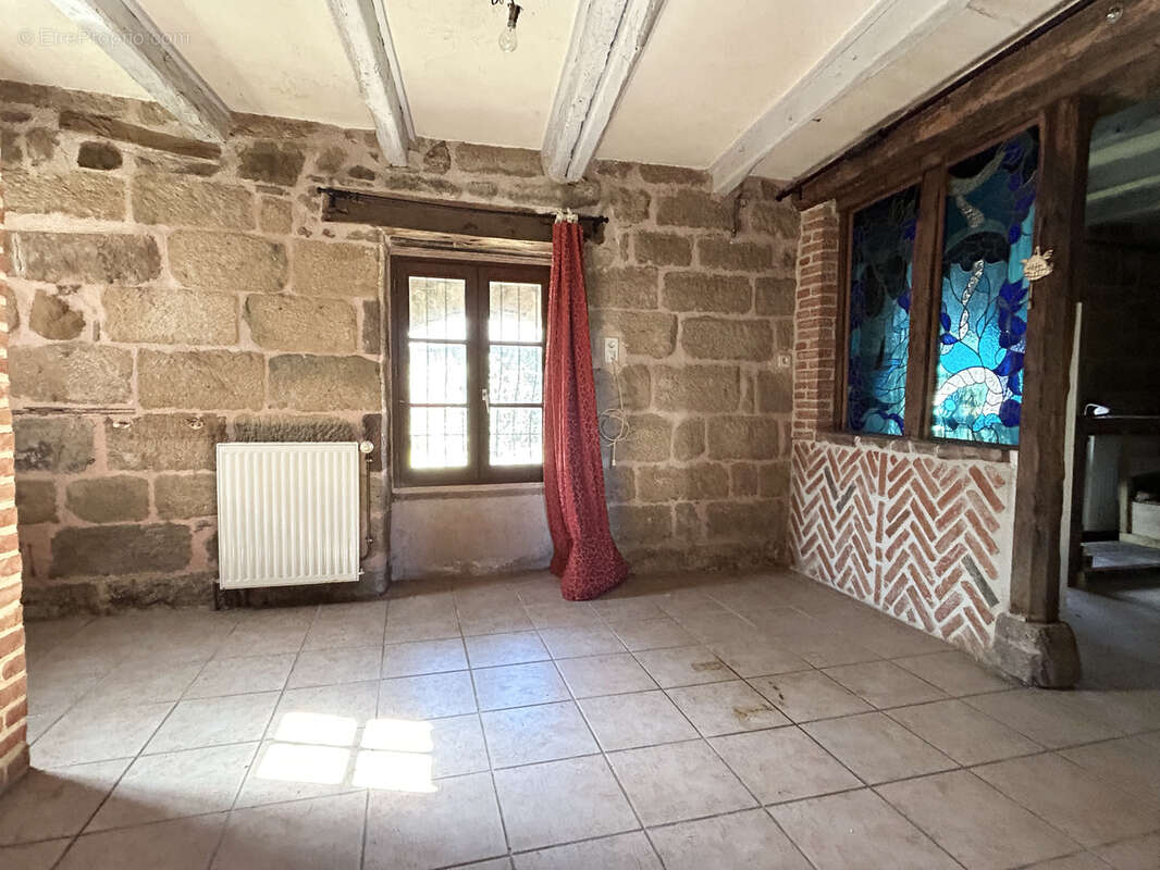 Maison à SAINT-PANTALEON-DE-LARCHE