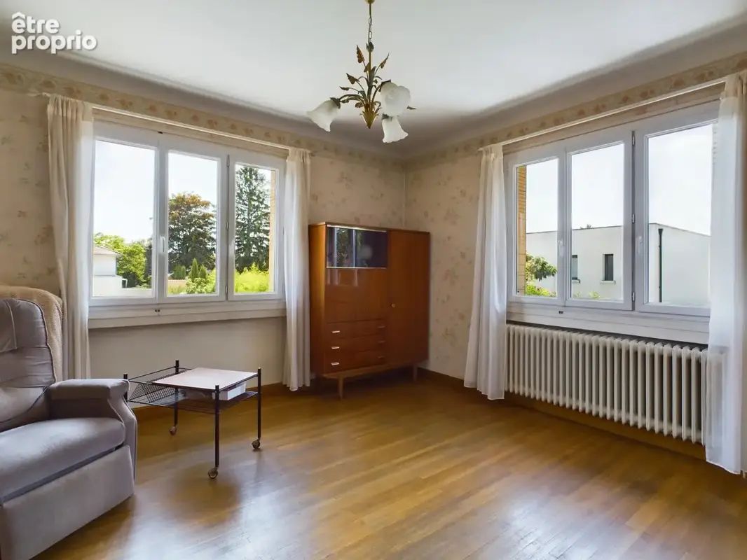 CHASSIEU   200 m2, beaux volumes et multiples possibilités - photo 14