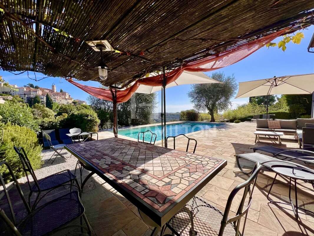 Maison à CHATEAUNEUF-GRASSE