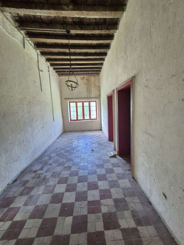 Maison à CREUZIER-LE-NEUF