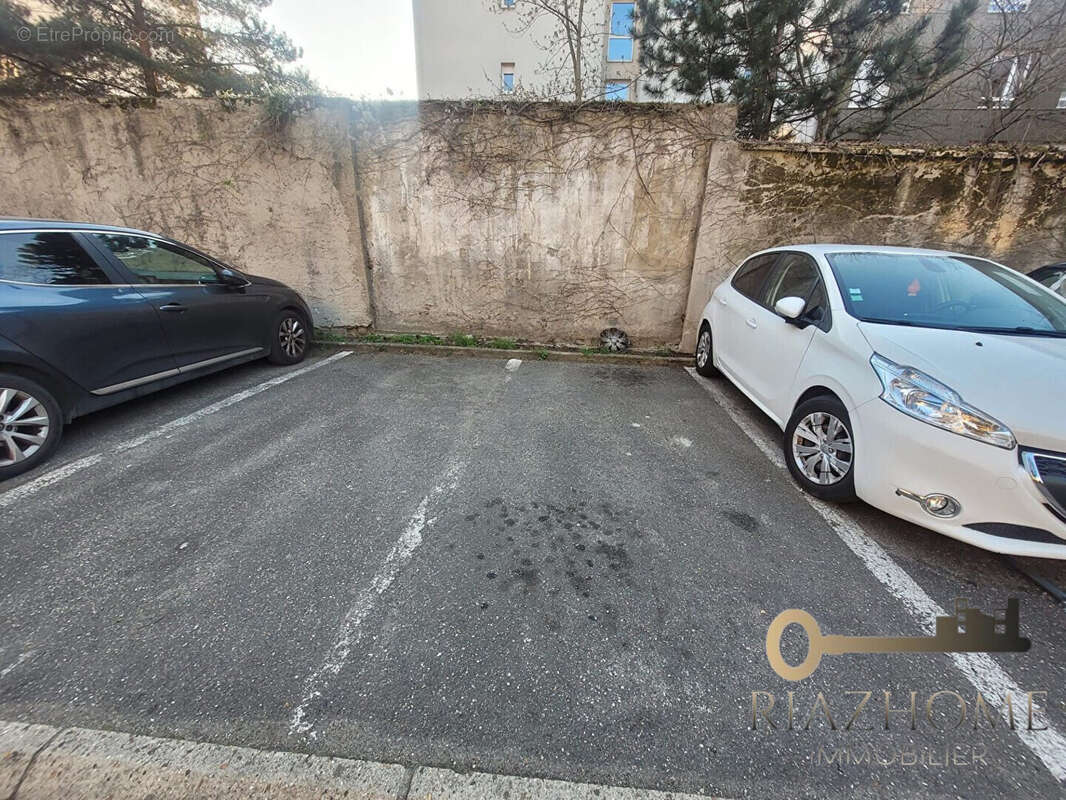 Parking à LE BOURGET