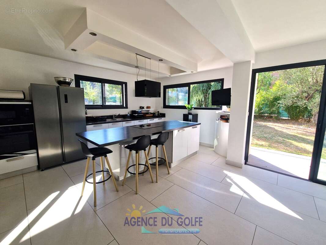 Villa contemporaine T 5 avec piscine sur 1792 m² de terrain - photo 10