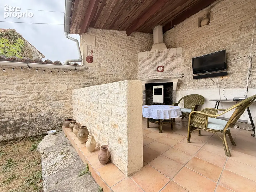 Maison en pierre pleine de potentiel à proximité d’Aigre et de Tusson - photo 2