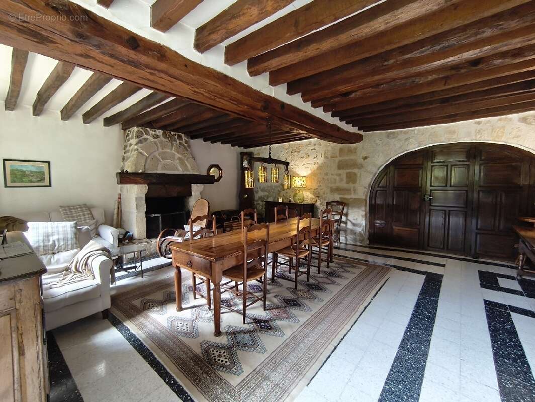 Maison à VALLANGOUJARD