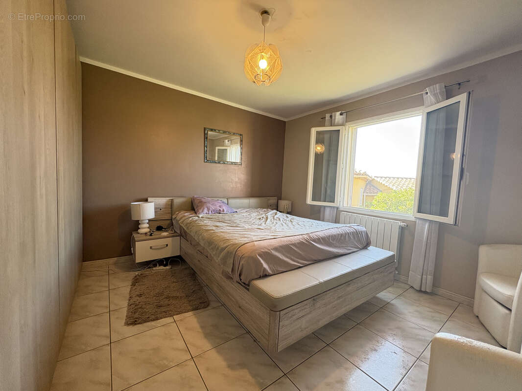 Maison plain pied 130m2 + double garage et piscine - UCHAUD - - photo 5