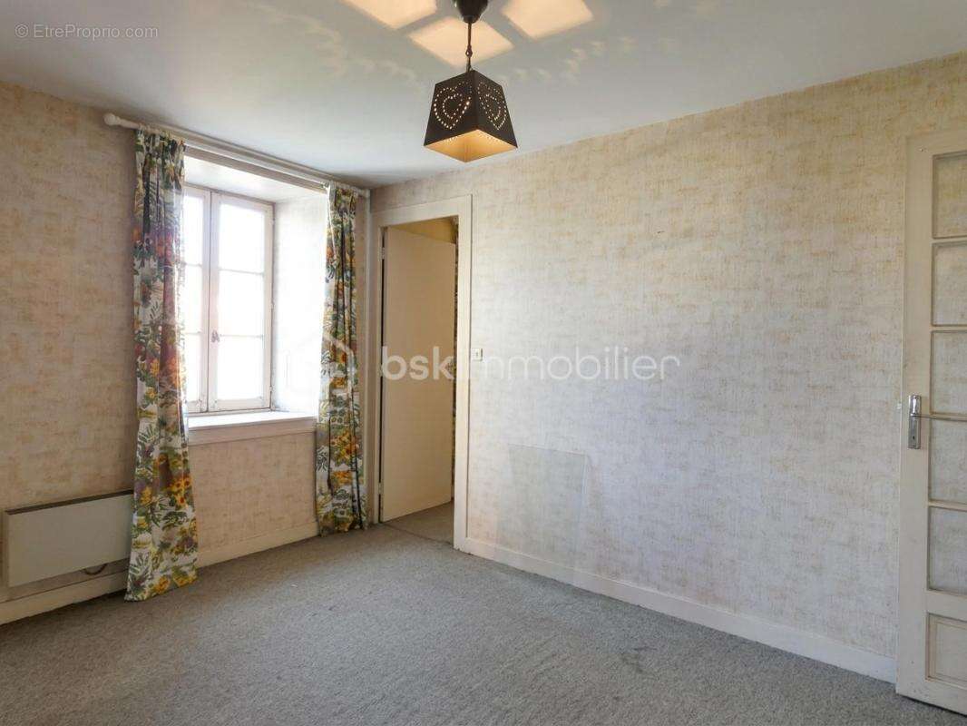 Marennes centre – Maison familiale en pierre de 145 m², 4 chambres, cour sans vis-à-vis et garage - photo 7