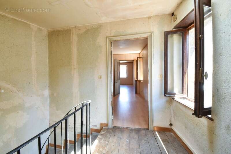 *** exclusivite *** maison de ville avec petit garage et cave - a renover *** billom 63160 *** - photo 8