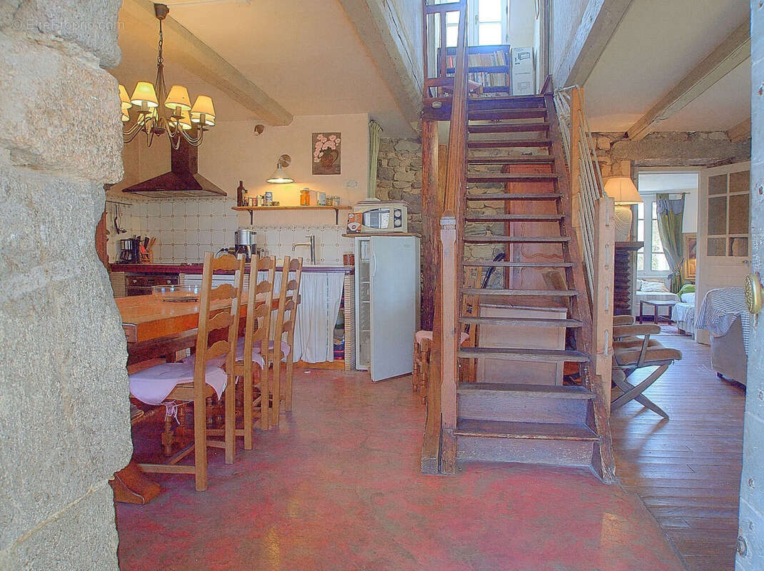 Maison 165 m² à Saint-Sauves-D'auvergne  - photo 5