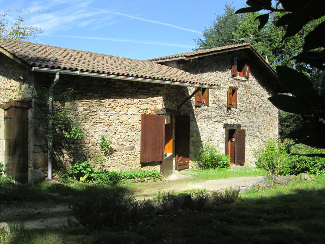Maison à SAINT-VICTOR-MONTVIANEIX