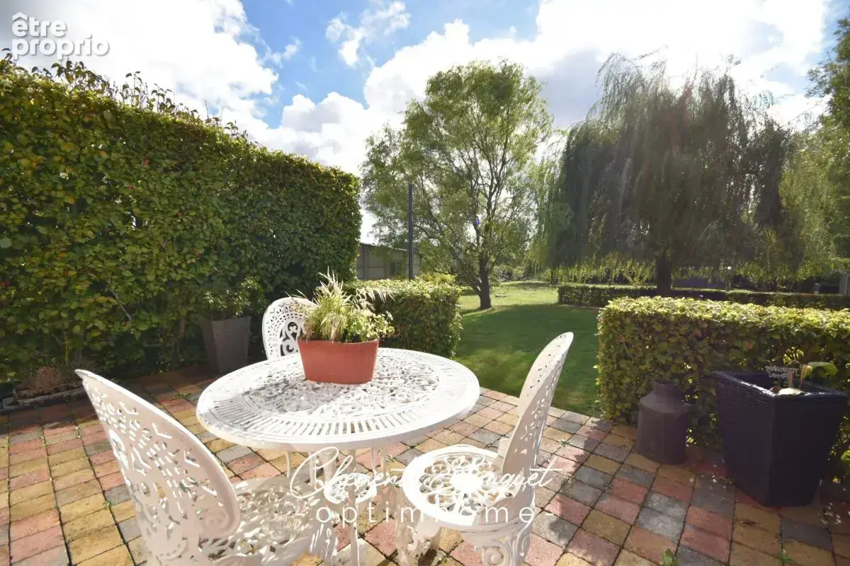  LE FAVRIL – Le confort d’une maison récente, le charme d’un grand jardin !  - photo 2